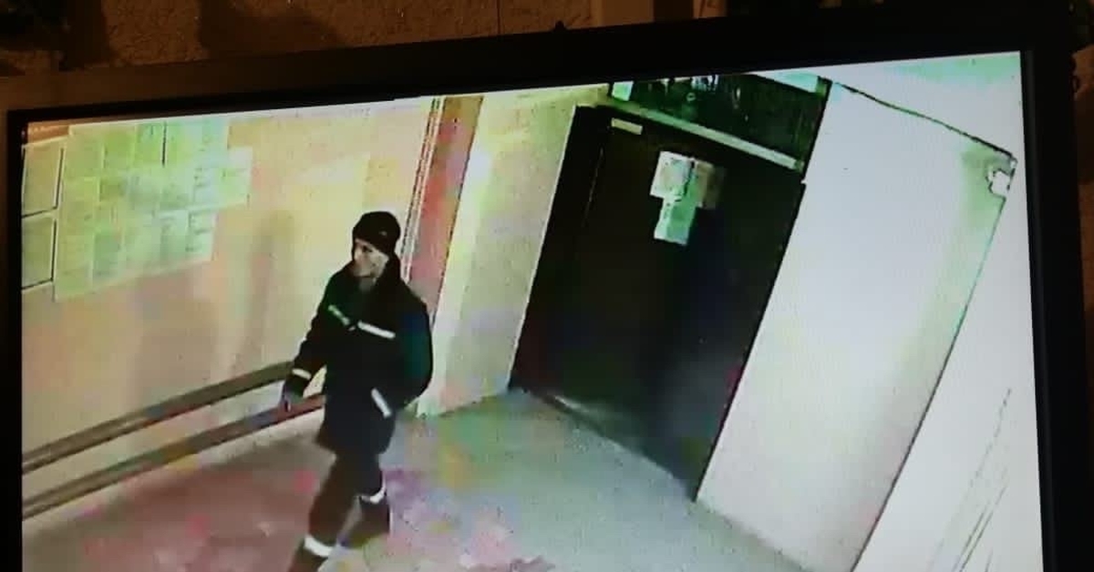 Насильник заскочил в квартиру вслед за девушкой