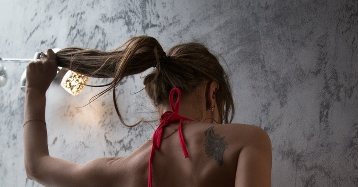Фото девушки с татуировкой на попке в душе