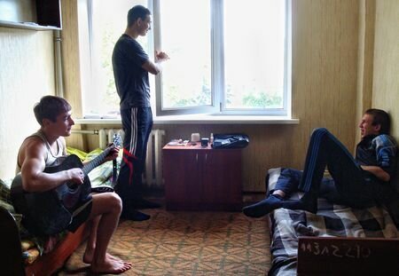 Кавказский парень в общежитии подцепил пьяную казашку и привёл домой трахать