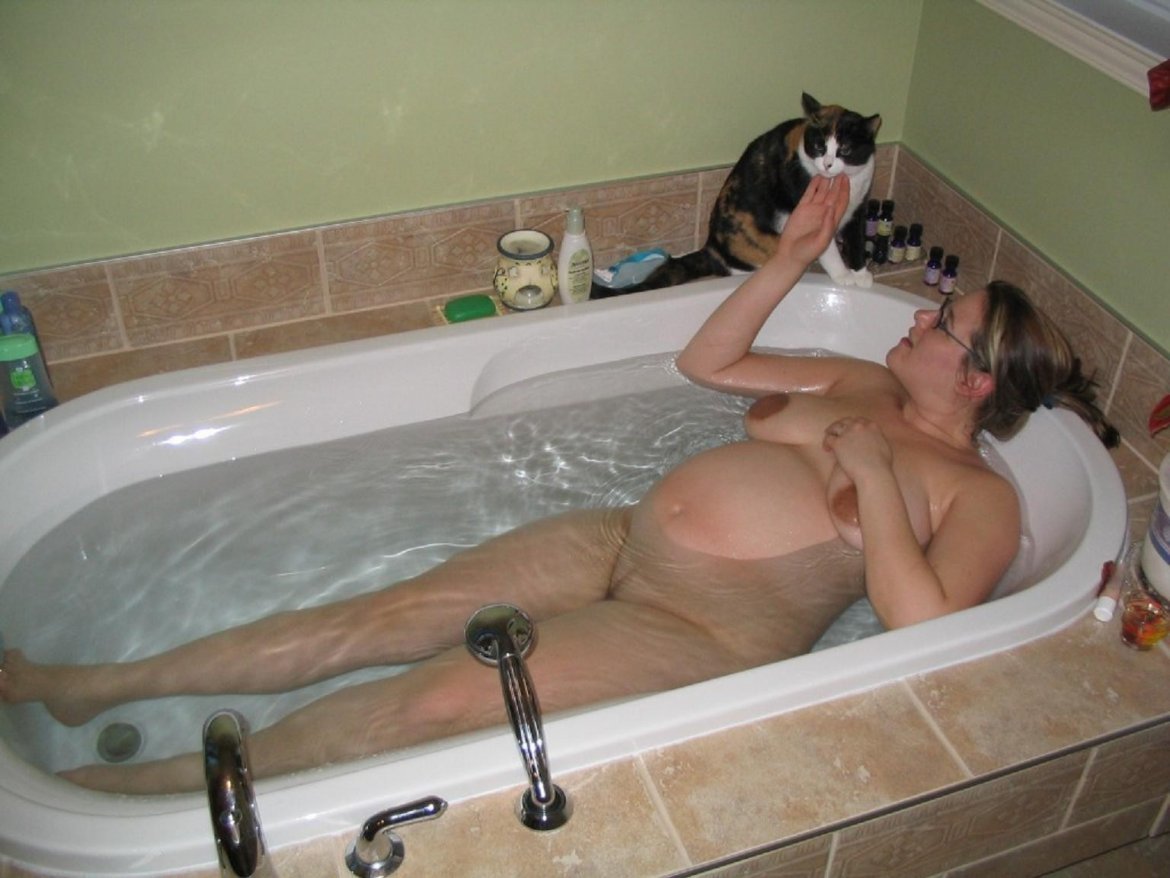 Сочная жена принимает ванну