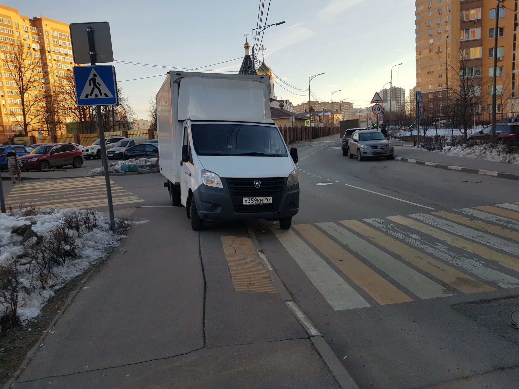 Борьба с парковкой на тротуаре по питерски | Пикабу