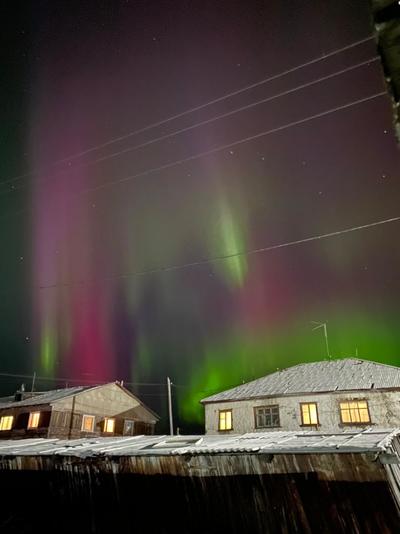 Русская хтонь что это простыми словами. 1639291528278511011. Русская хтонь что это простыми словами фото. Русская хтонь что это простыми словами-1639291528278511011. картинка Русская хтонь что это простыми словами. картинка 1639291528278511011. В России модно грустить. Популярная культура под разными соусами толкает нам депресняк: всякие майки "Россия для грустных", фестивали "боль", подборки "Russian doomer music" на ютубе и так далее. Рунет завален однотипными постпанком, панельками и серостью, которые тем не менее довольно много людей видят чем-то родным и уютным, ощущают частью своего культурного кода. Мне стало интересно, сможет ли ИИ если не победить то хотя бы возглавить эту моду и затронуть струны душ рашн думеров. Ведь что может быть более бессмысленно и тоскливо чем нейросеть, рисующая гипертрофированно-хтоническую Россию? Так появился проект нейроссия. Русская хтонь что это простыми словами. 1639291528278511011. Русская хтонь что это простыми словами фото. Русская хтонь что это простыми словами-1639291528278511011. картинка Русская хтонь что это простыми словами. картинка 1639291528278511011. В России модно грустить. Популярная культура под разными соусами толкает нам депресняк: всякие майки "Россия для грустных", фестивали "боль", подборки "Russian doomer music" на ютубе и так далее. Рунет завален однотипными постпанком, панельками и серостью, которые тем не менее довольно много людей видят чем-то родным и уютным, ощущают частью своего культурного кода. Мне стало интересно, сможет ли ИИ если не победить то хотя бы возглавить эту моду и затронуть струны душ рашн думеров. Ведь что может быть более бессмысленно и тоскливо чем нейросеть, рисующая гипертрофированно-хтоническую Россию? Так появился проект нейроссия.