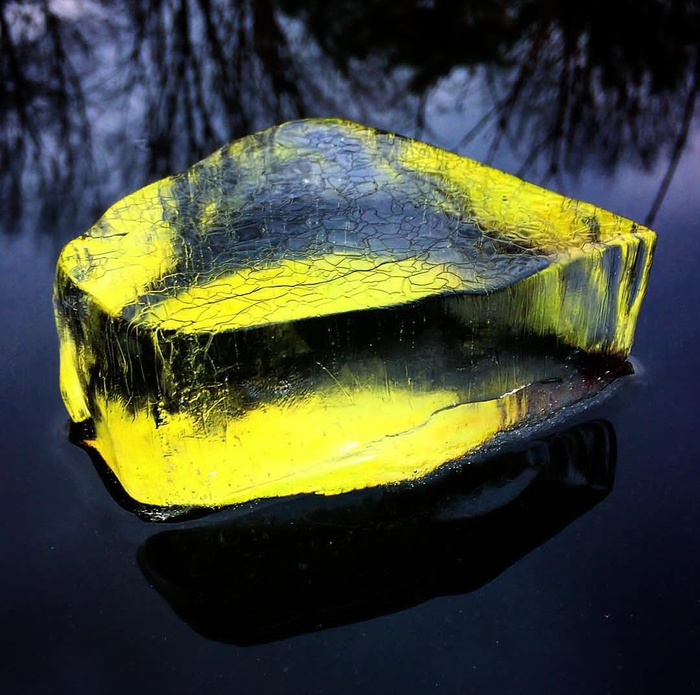 Лёд на льду, а между ними жёлтый лист