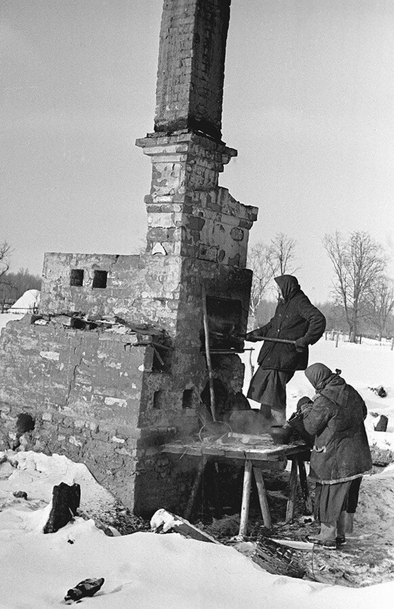 A woman cooks in a dilapidated oven, Belarus, January 1942 - The Great Patriotic War, Republic of Belarus, Honestly stolen, Memory, Reddit