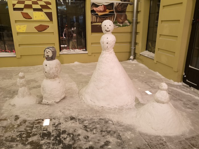 Janitors in Moscow having fun after a snowfall - Moscow, Winter, snowman, Street cleaner, Snowfall, Mendeleevskaya