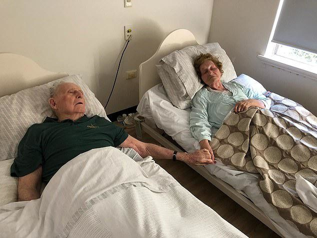 Муж и жена, прожившие вместе 70 лет, не отпустили друг друга даже перед смертью | Пикабу