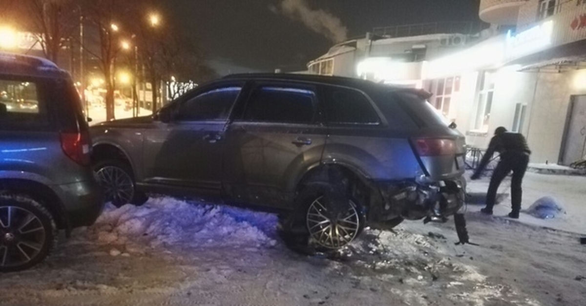 Разорванное колесо Audi q5 шиномонтаж. Авария во дворе на парковке Санкт Петербург зимой.