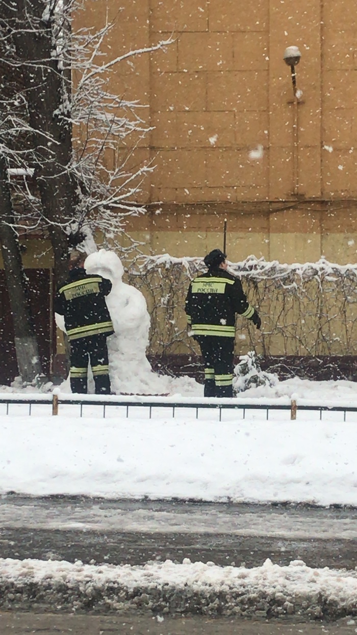 Moscow snowfall or snowmen are submissive to all professions. - Snow, snowman, Milota, Winter, The photo, Ministry of Emergency Situations, Video, Longpost