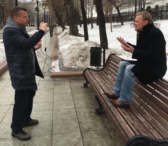 Climbing up on the bench with his feet, the artist talks about what Russia is a dirty and barbaric country. - Alexey Serebryakov, Conscience of the Nation, Leonid Parfenov, The photo, Bench