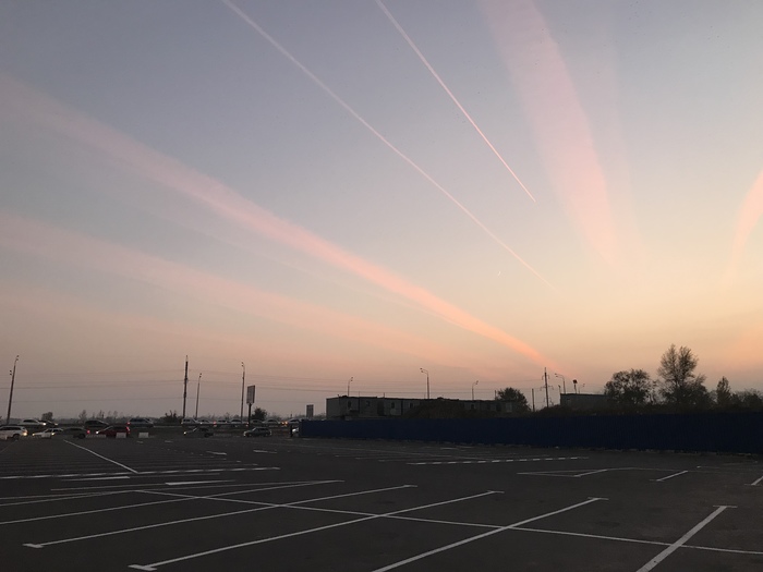 We went to the cinema with a girl, after the movie we went to the parking lot of the shopping center, and there, complete peace, and a rather interesting and beautiful sunset. - My, beauty, Appeasement, Sunset, Composition, Lucky shot, Lucky moment