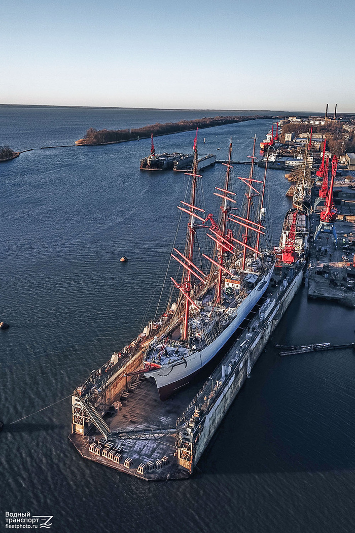 Парусник "Седов" вне родной стихии.
