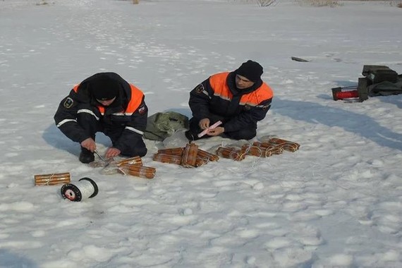 Подрыв льда. Вот так защитники биоресурсов!!! - Моё, Подрыв льда, Подрыв, Рыбалка, Рыба, Весна, Лед, Взрыв, МЧС, Длиннопост