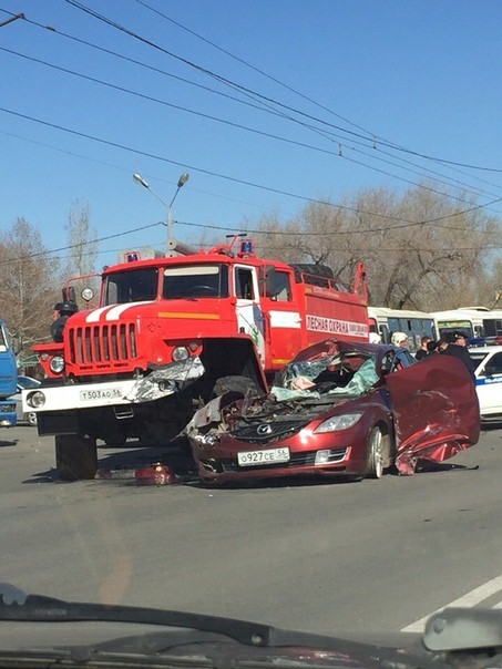 В Оренбурге пожарный автомобиль раздавил легковушку.Пассажир седана умер на месте, водитель в больнице. - Оренбург, ДТП, МЧС, Пожарная машина, Видео, Фотография