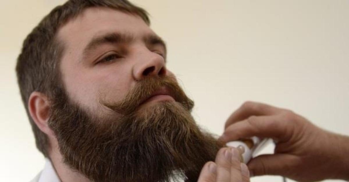 Небритый человек. Ученый с бородой. Растительность на лице у мужчин. Шерсть для бороды.