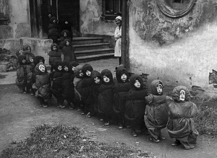 Дети в спальных мешках идут спать на улицу, чтобы дышать свежим воздухом во сне. СССР, 1930-е годы