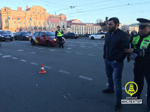 A reckless driver on someone else's BMW knocked people down on the sidewalk in the center of St. Petersburg - Road accident, Saint Petersburg, Sidewalk, Pilots, On red, A pedestrian, Video, Longpost, Negative