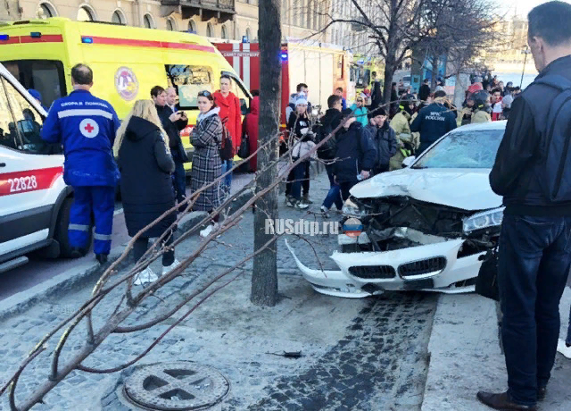 A reckless driver on someone else's BMW knocked people down on the sidewalk in the center of St. Petersburg - Road accident, Saint Petersburg, Sidewalk, Pilots, On red, A pedestrian, Video, Longpost, Negative