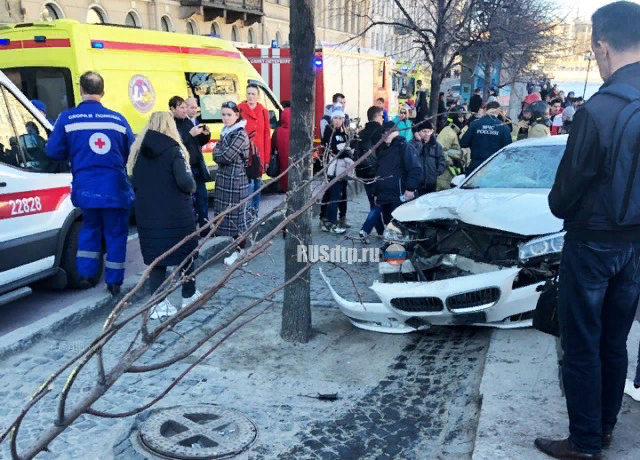 Лихач  на чужом BMW сбил людей на тротуаре в центре Санкт-Петербурга - ДТП, Санкт-Петербург, Тротуар, Летчики, На красный, Пешеход, Видео, Длиннопост, Негатив