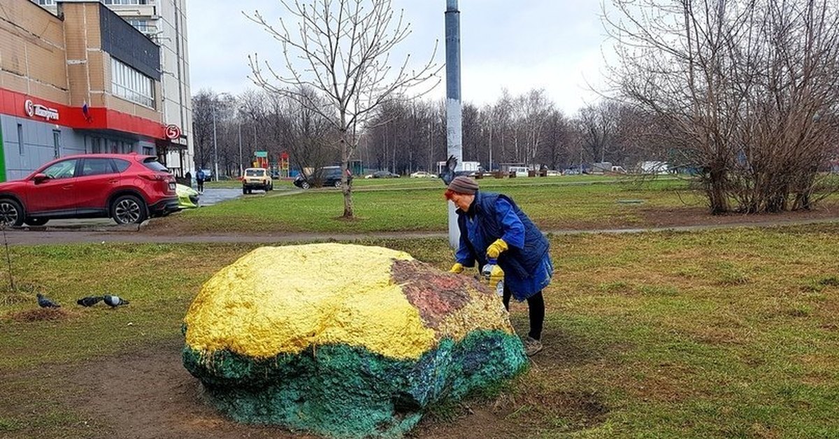 Фото дня 35. На улице красим камни. Благоустройство бессмысленное. Как покрасить большой булыжник. Зачем красят камни?.