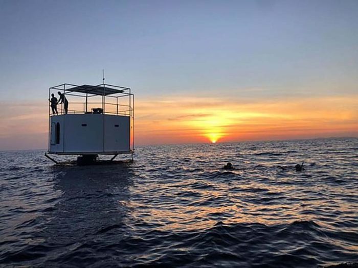 В Таиланде парню, построившему дом на воде, грозит смертная казнь. Паттайя, США, Граница, ВМС, Туризм, Индийский океан, Дом, Гифка, Длиннопост, Негатив