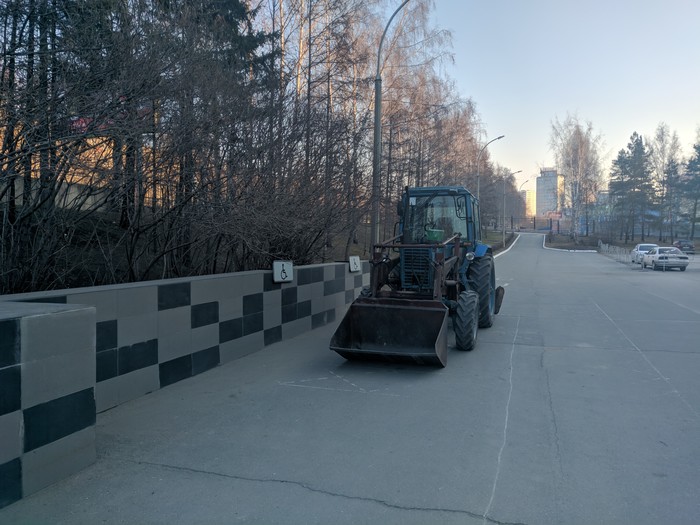 Disabled transport - My, Tractor, Disabled person, Неправильная парковка, Violation of traffic rules