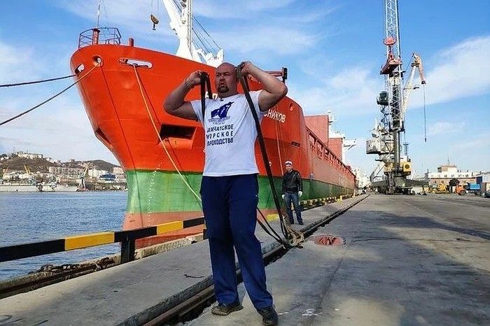 Seaside strongman Ivan Savkin moved the ship weighing more than 11,000 tons - Primorsky Krai, Vladivostok, Strongman, World record, Video