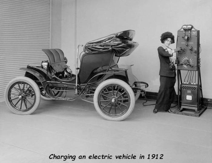 Charging an electric car, 1912 - Electric car, Charger, Progress, Retro, The photo