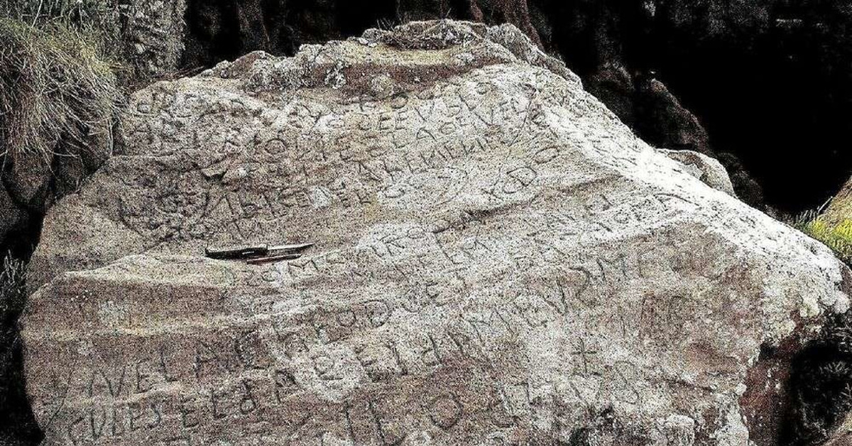 Греческое слово камень. Надписи на камнях древние. Древний камень с надписями. Древние надписи на скалах. Надпись на Камне.