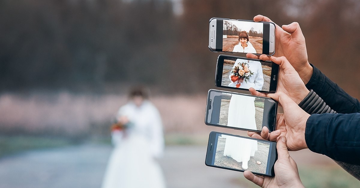 Телефон свадьба. Свадьба на телефон. Фотограф на телефон на свадьбе. Свадьба через телефон. Фото свадьбы на телефон.