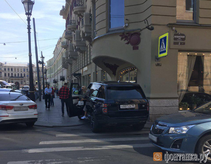 St. Petersburg drought on the Ranger Rover. - Saint Petersburg, Blonde, , Violation of traffic rules, Negative, Urination