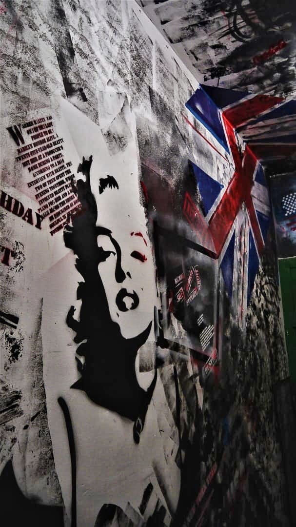 The painting of the entrance in the old fund of Vladivostok - My, Wall painting, Graffiti, Loft, Marilyn Monroe, Longpost, John F. Kennedy, Celebrities, Painting