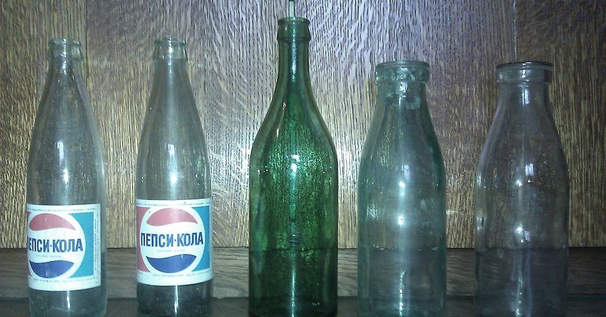 Сколько стоили пустые бутылки. Пепси-кола Советская бутылка. Пепси-кола в стеклянной бутылке СССР. Стеклянная бутылка Pepsi в 90е. Пустая бутылка.