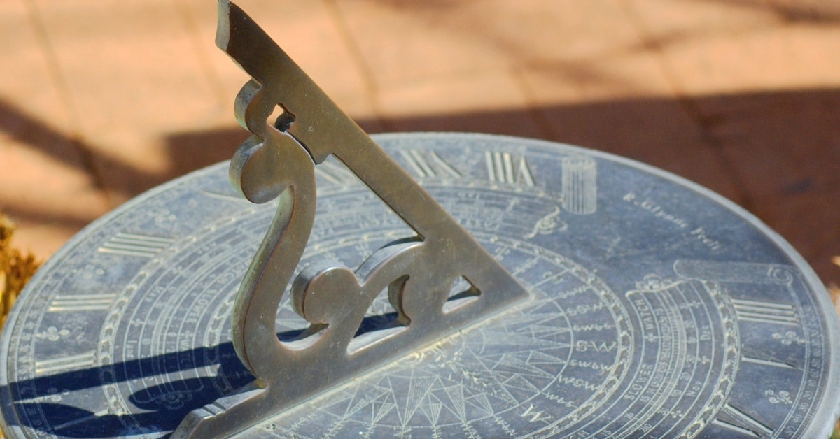 Часы в древности. Солнечные часы гномон древний Египет. Гномоны в древнем Египте. Древние солнечные часы Египта. Скафис -- солнечные часы древних.