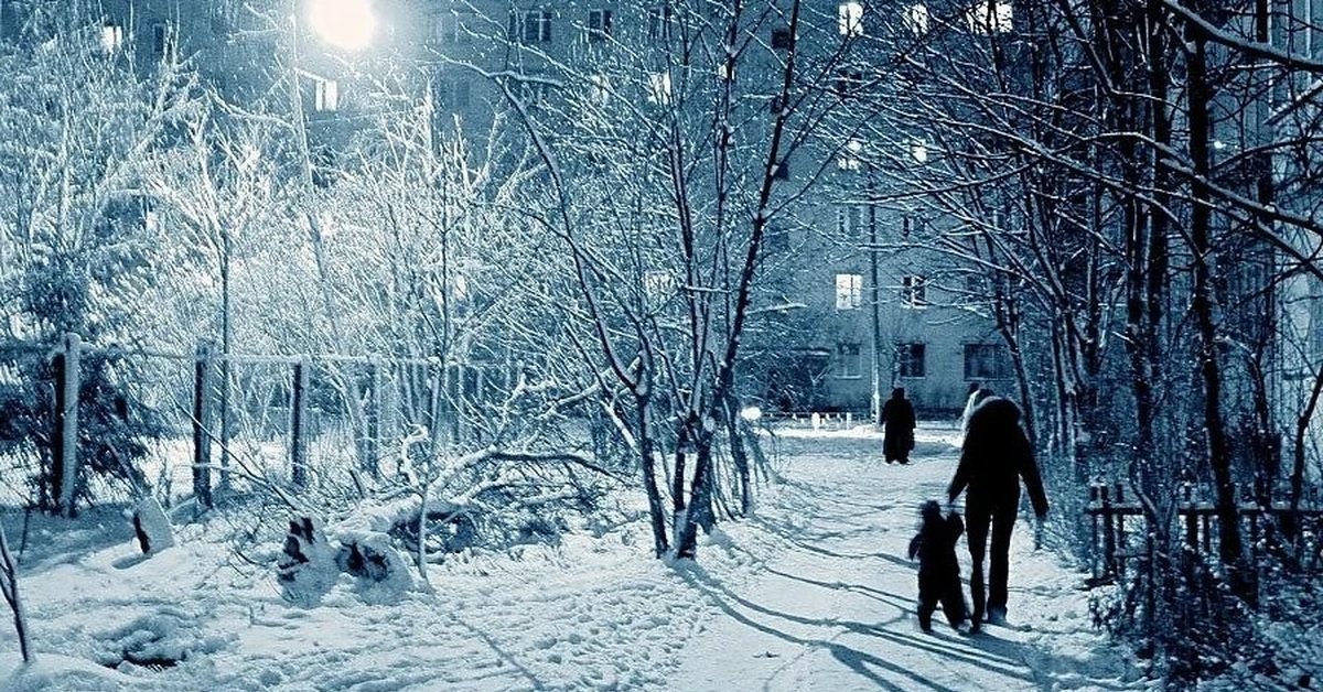 Какая на улице зима. Прогулка зимой в городе. Прогулка зимним вечером. Зима город люди. Зимний город с людьми.