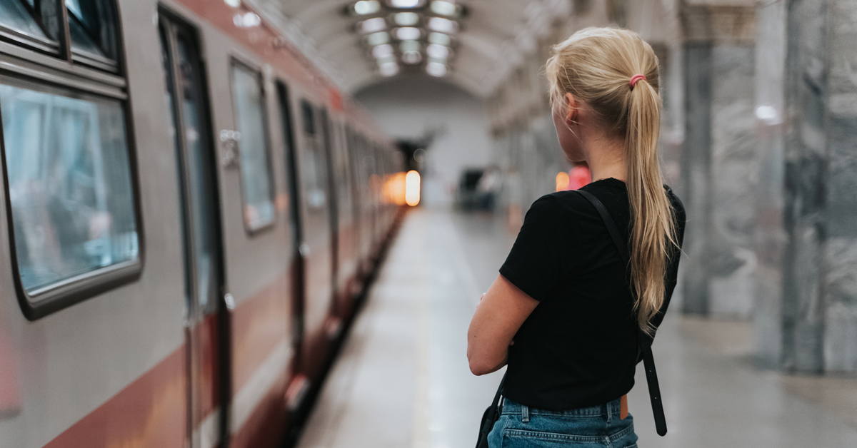 Видео девушки метро. Девушки в метро. Красивые девушки в транспорте. Красивые женщины в метро. Девушки метрополитена.