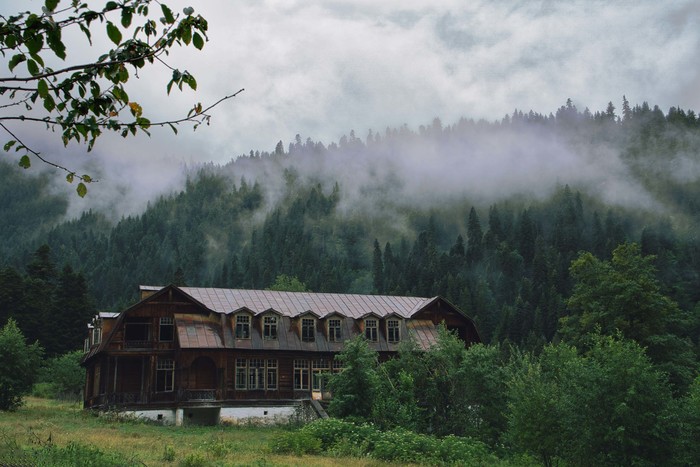 Non-touristic Georgia | Ended up in an abandoned hotel - My, Georgia, Longpost, Mtskheta, Hotel, The photo, Abandoned, Travels, Zabugornyurban