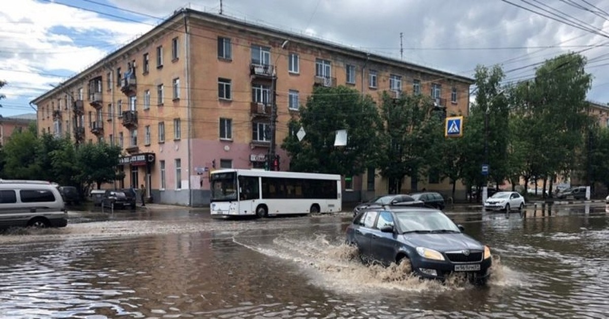 Дождь в твери сегодня. Тверь проспект Победы после дождя. Потоп на Трехсвятской Тверь. Тверь сейчас потоп. Наводнение в Твери 2013.