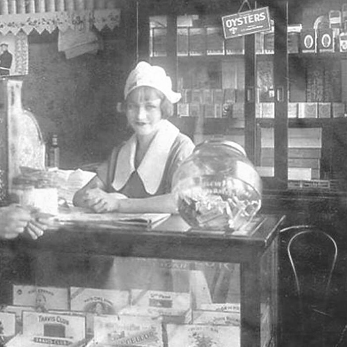 Photo of 19-year-old waitress Bonnie Parker. 1929 - 1929, The photo, BONNIE AND CLIDE