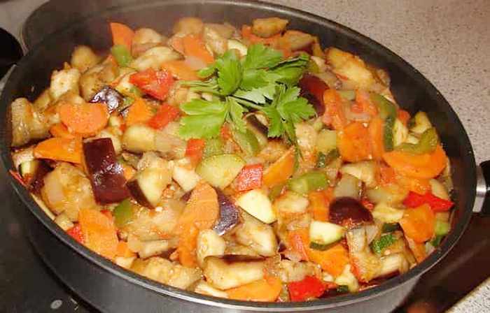 Рагу с овощами, картошкой, кабачками и баклажанами