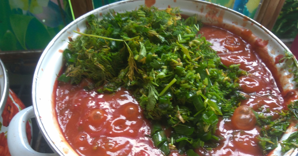Соус для шашлыка. Соус томатный для шашлыка. Томатный соус с кинзой к шашлыку. Красный соус для шашлыка.