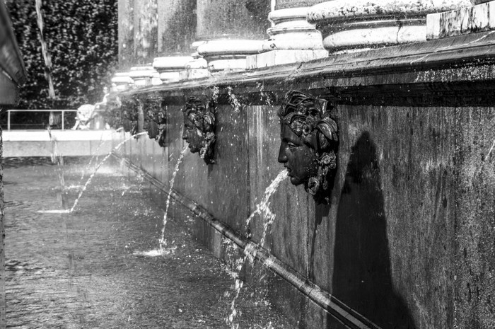 Talking about nothing - My, The photo, Travels, Peterhof, Saint Petersburg, Sony, Black and white, Fountain