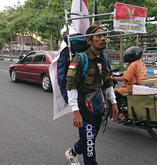 The traveler walks backwards to meet the President - Freaks, Travels, Indonesia, Video, Joko Widodo