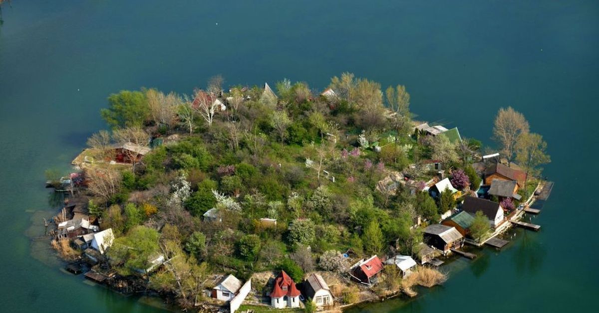 Сколько людей живет на островах. Венгрия остров Мангирт. Остров жилой. Дом посреди озера.