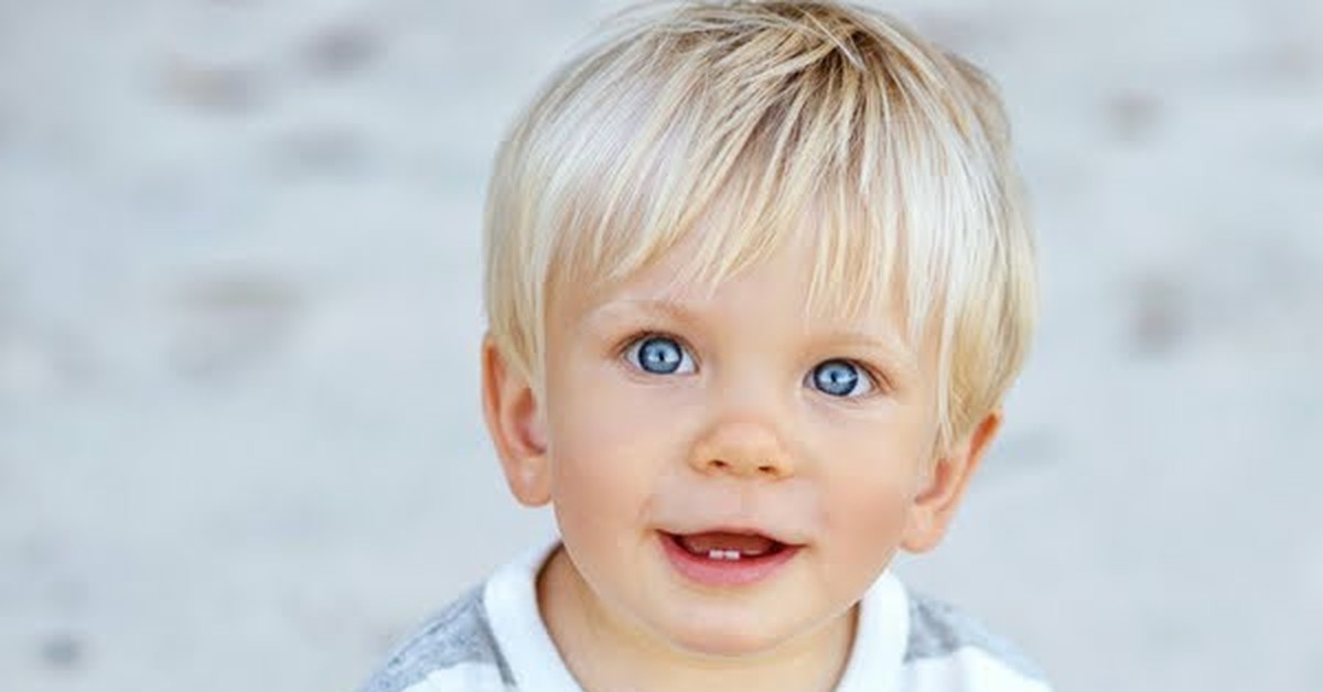 Может ли родиться светловолосый и голубоглазый ребенок. Голубоглазые дети. Малыш блондин. Мальчик с голубыми глазами. Ребенок мальчик.