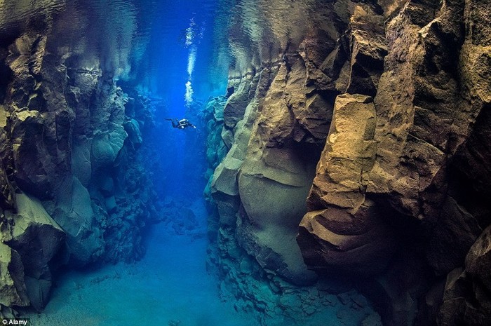 The fissure that separates the Eurasian and North American tectonic plates - Tectonic plates, Eurasia, America, beauty, USA