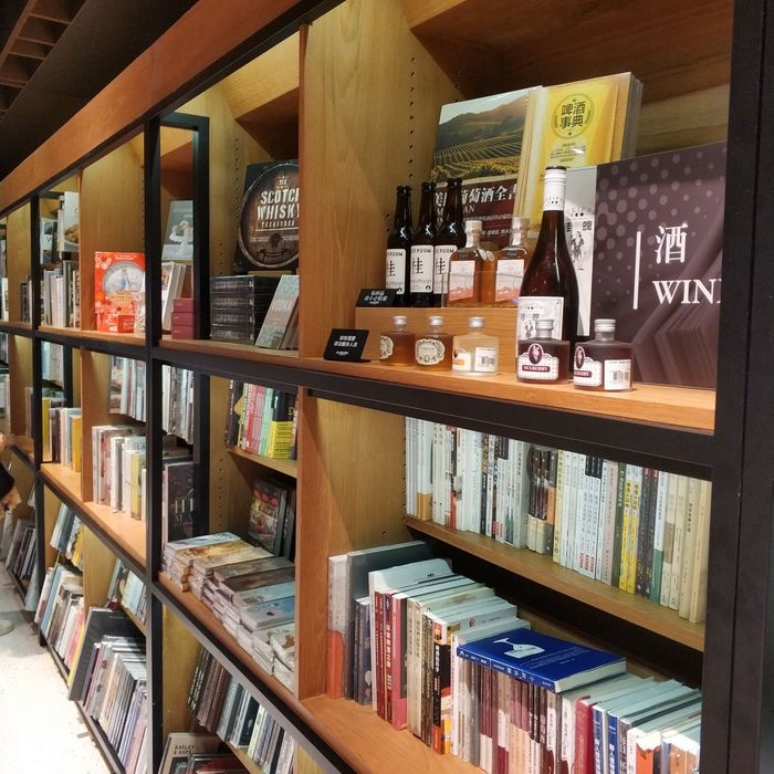 Proper bookstore - My, China, Chinese, Taiwan, Travels, Living abroad, Alcohol, Literature, Books