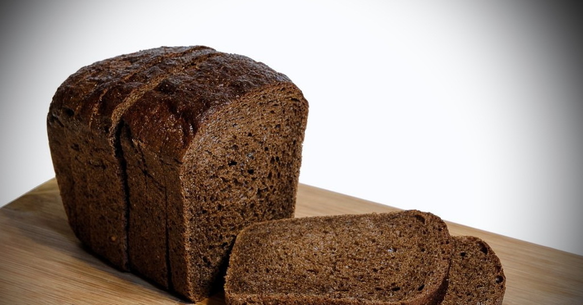 Щедро посыпана совершенно пусты ржаным хлебом. Черный ржаной хлеб. Черный и белый хлеб. Хлеб ржаной детский сад. Черный хлеб без фона.