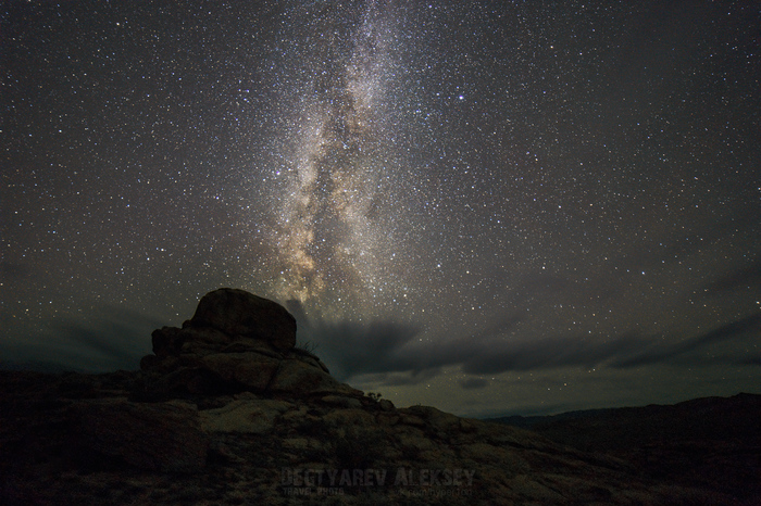 Звездное небо Монголии. Скалы о озера Ачит
