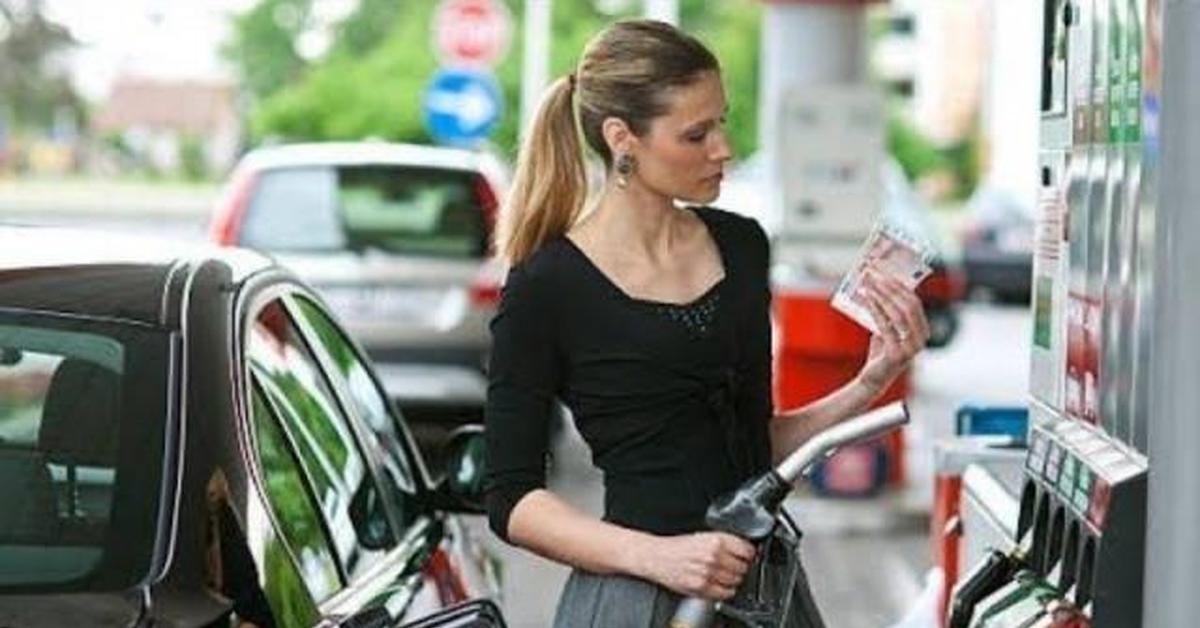 Заправить полный бак бензина. Девушка заправляет авто. Девушка на заправке. Заправка машины. Автомобильное топливо.