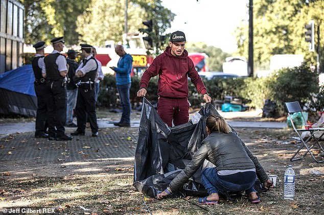 Homeless migrants have reached the prestigious London district of the rich Mayfair - Migrants, London, Homeless, Longpost